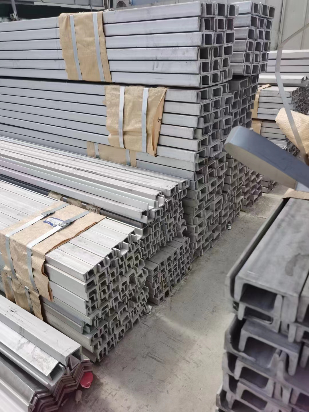 Hot Cold Rolled Channel Stainless Steel Structural Steel C /U Type Channel 201 304 316 430 Complete material